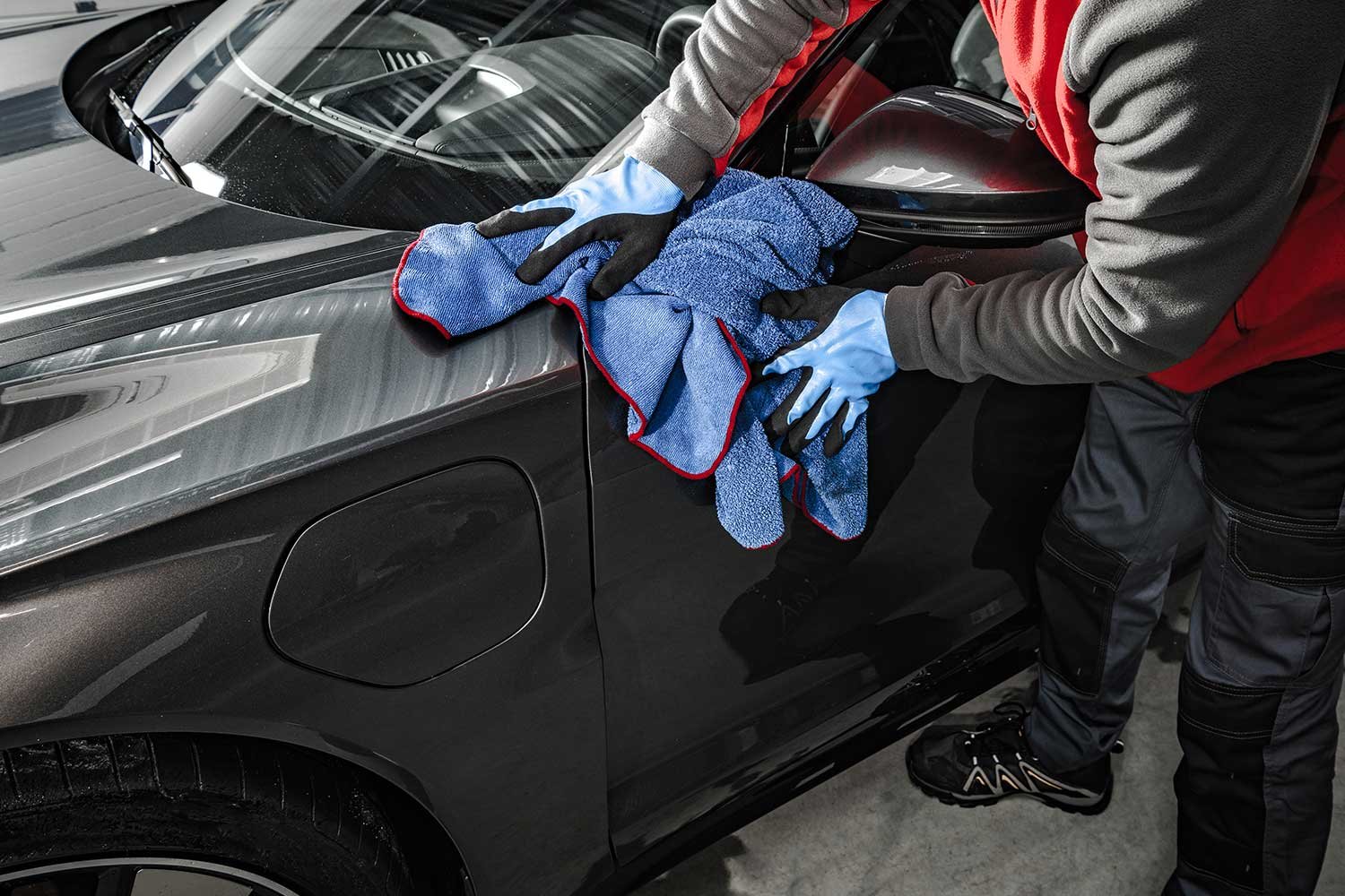 worker-cleaning-automobile-air-conditioner-vent-gr